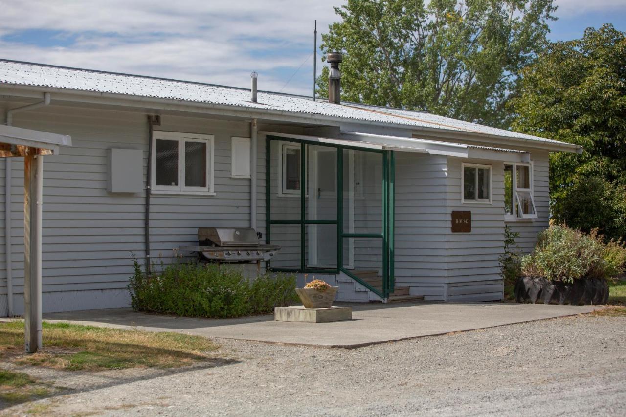 The House Villa Twizel Bagian luar foto